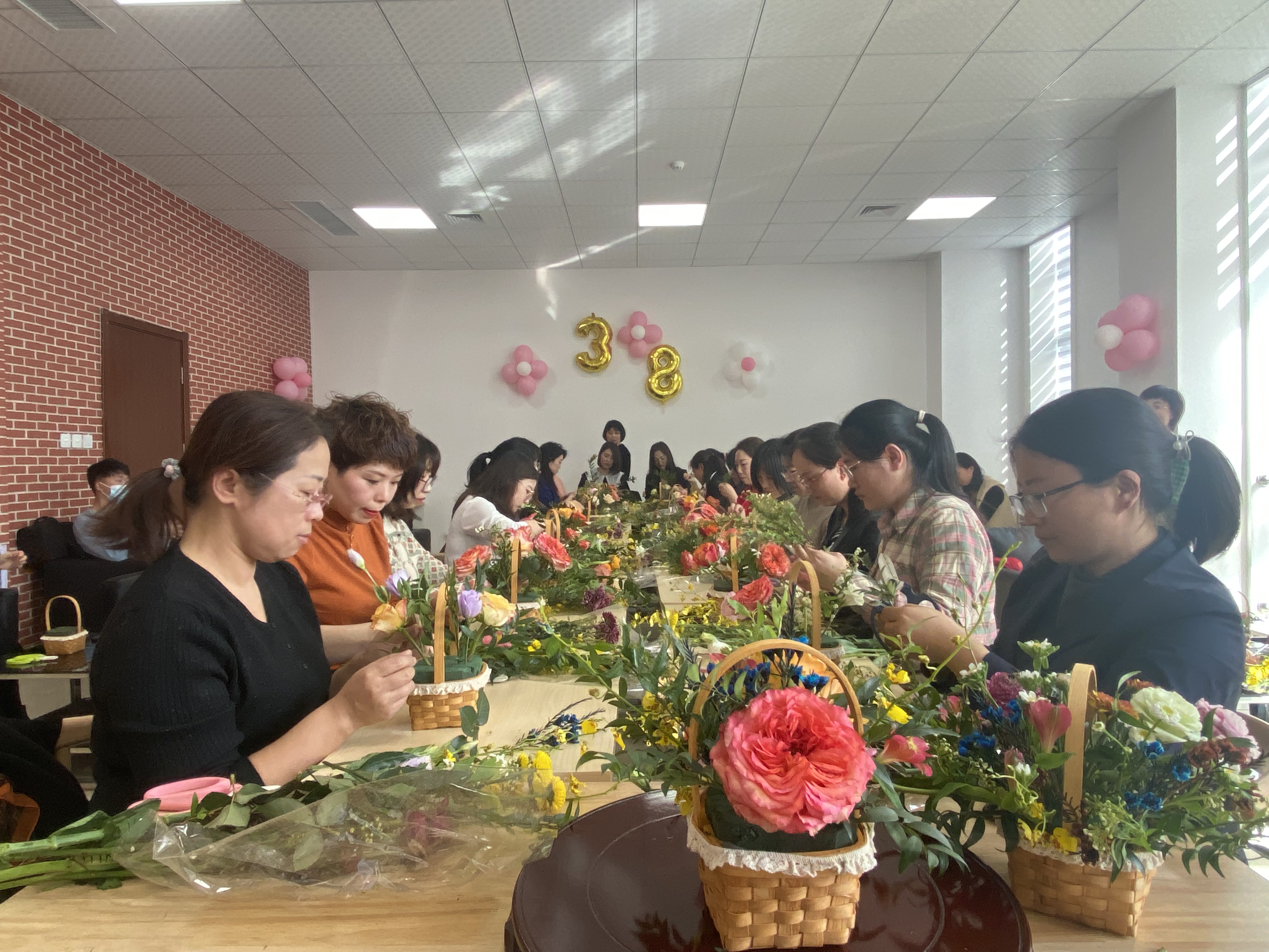 “巾幗芳華，一路生花”三八女神節(jié)花藝沙龍圓滿(mǎn)結(jié)束